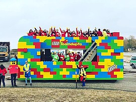 Banner Faschingszug mit Jahrmarkttreiben